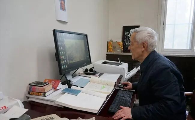 84岁教授，骑自行车上“早八”