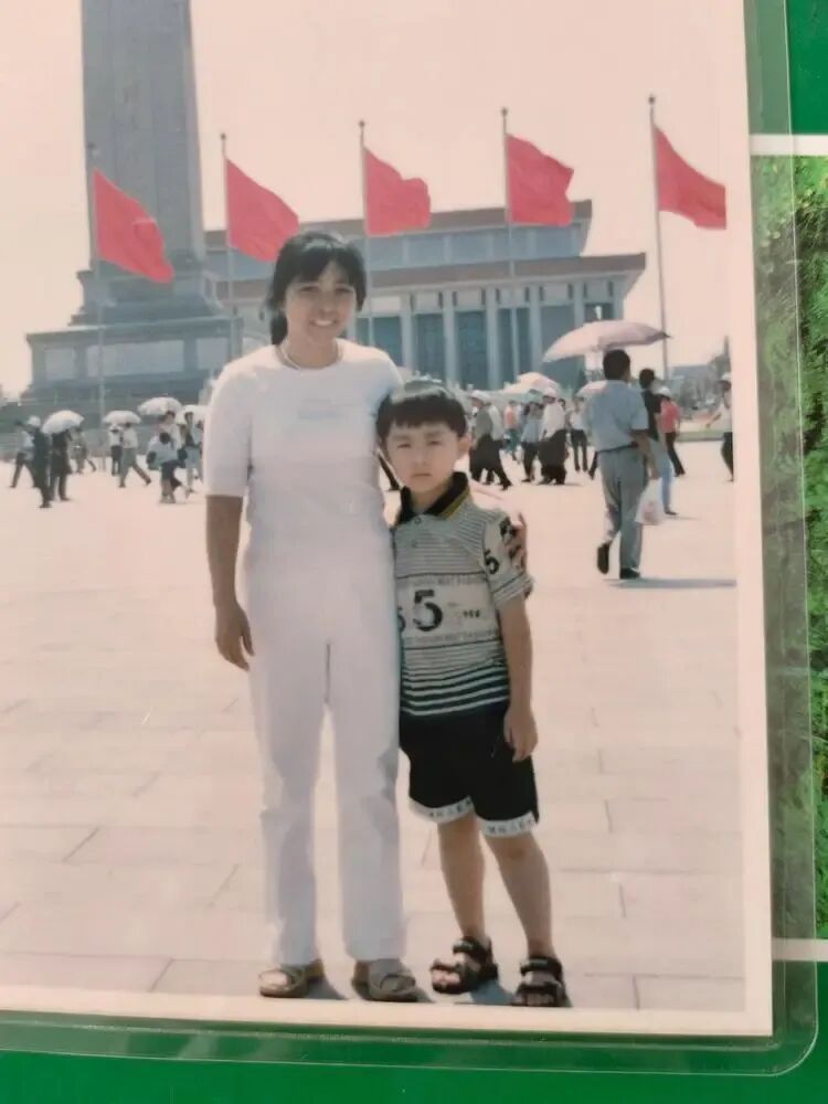 被罕见病“锁住”的高校教师:24年来,“妈妈是我的手和脚” 被罕见病“锁住”的高校教师:24年来,“妈妈是我的手和脚”