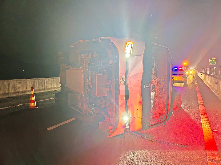 高速上撞了货车又撞小车！因这一细节要负全责→