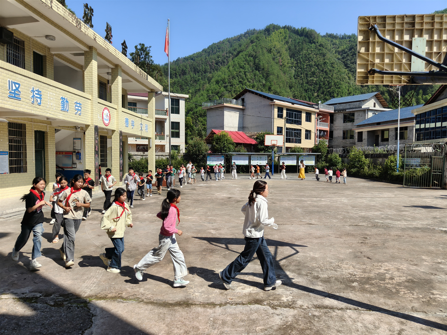 第42个教师节丨湖南新化边远山区小学里的特殊礼物 第42个教师节丨湖南新化边远山区小学里的特殊礼物
