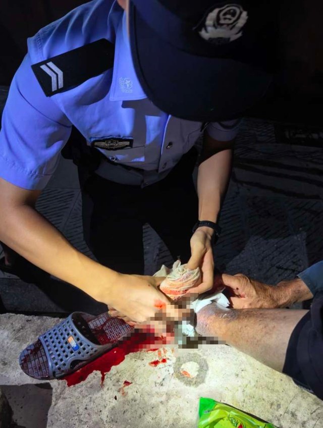 从警不到一个月,杭州两个“00后”小伙出警时突遇老人腿部受伤喷血,两人原地展开救助 从警不到一个月,杭州两个“00后”小伙出警时突遇老人腿部受伤喷血,两人原地展开救助
