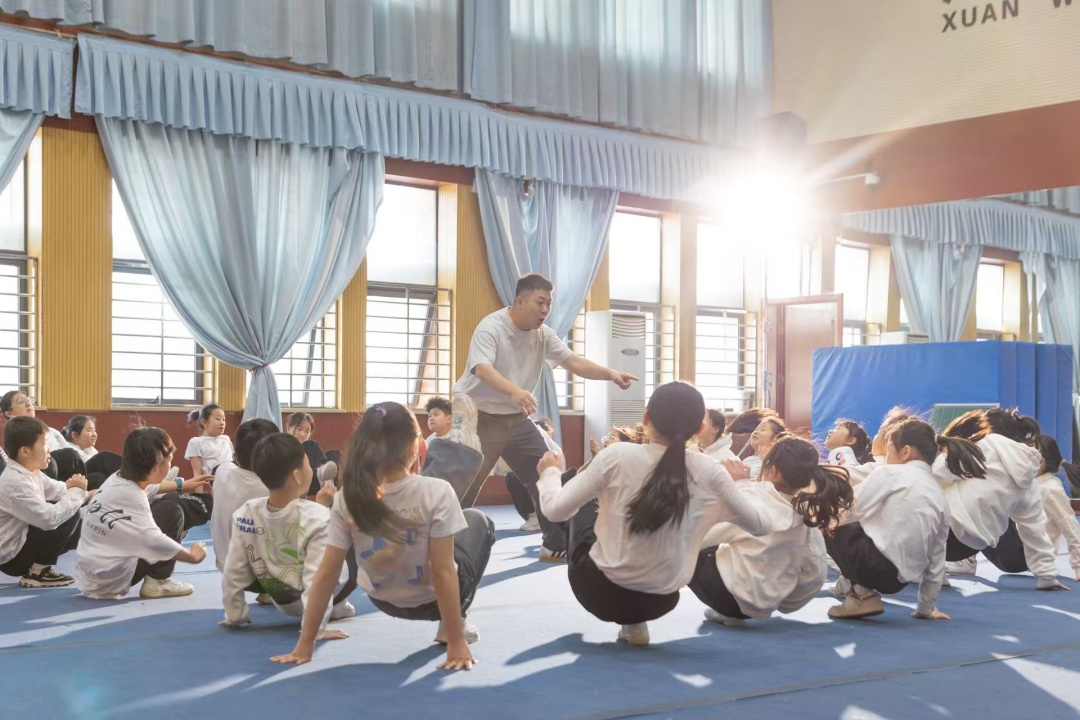 教师节当天，他获评全国"最美教师"！用镜头让这群孩子被看见