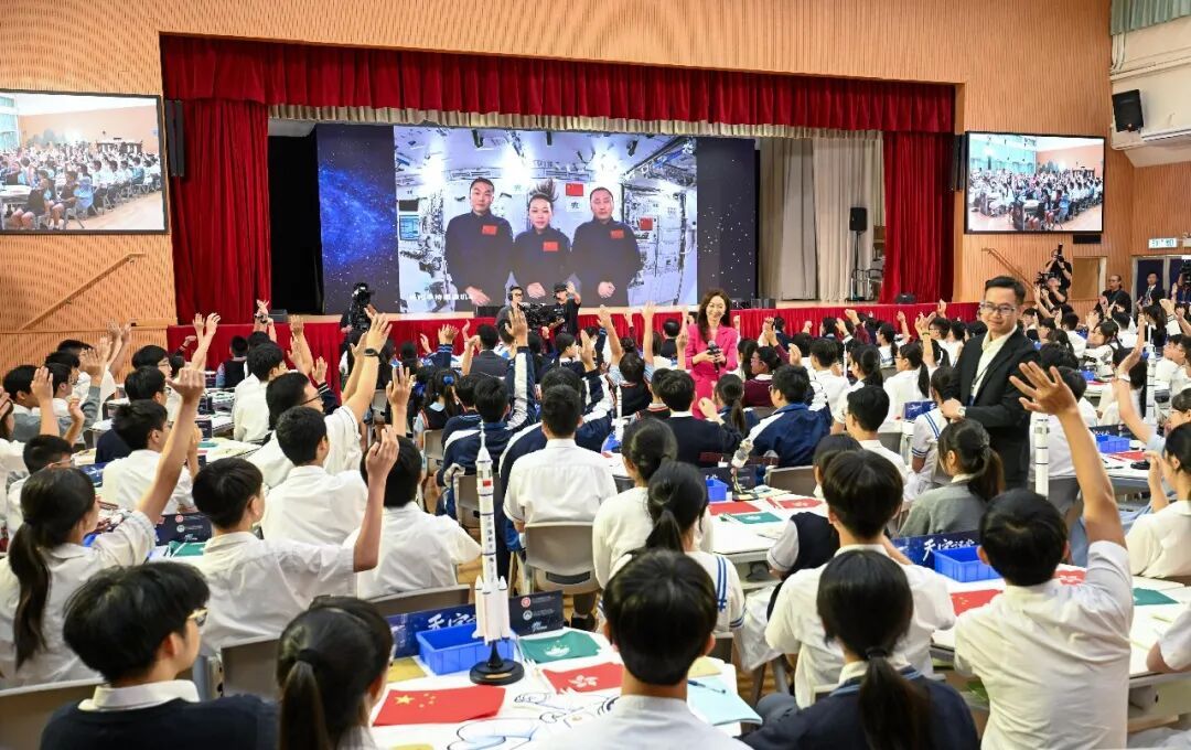 跨越400公里的“天地对话”，满屏家国情