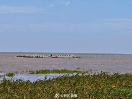 4名勘测员被困长江口 消防紧急救援 4名勘测员被困长江口 消防紧急救援