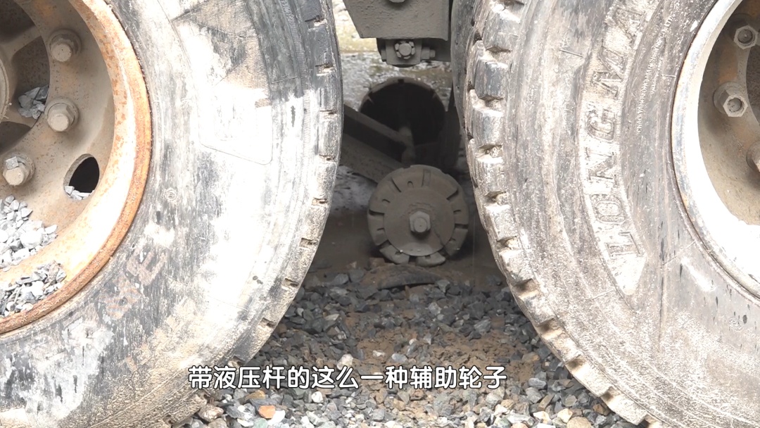 货车私装“飞机轮”闯卡 北京执法部门联合严打