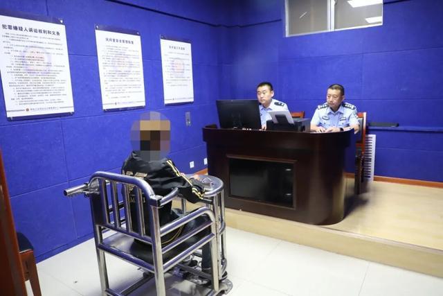 费县三男深夜踹门盗酒,出警途中被民警当场抓获 费县三男深夜踹门盗酒,出警途中被民警当场抓获