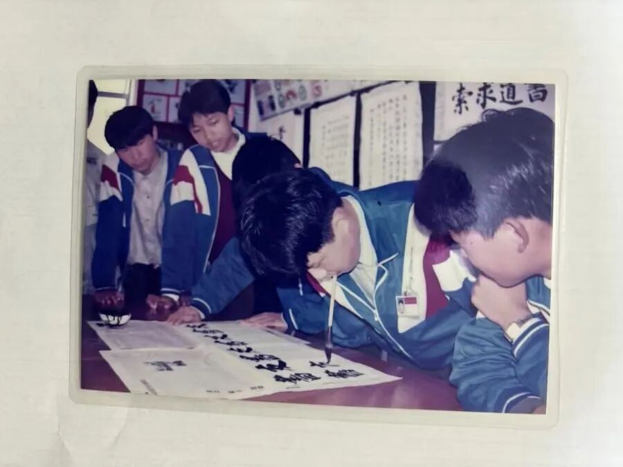 9岁男孩因意外截肢失去双臂,用嘴咬笔改写命运,33年后逆袭成为大学教授博导 9岁男孩因意外截肢失去双臂,用嘴咬笔改写命运,33年后逆袭成为大学教授博导