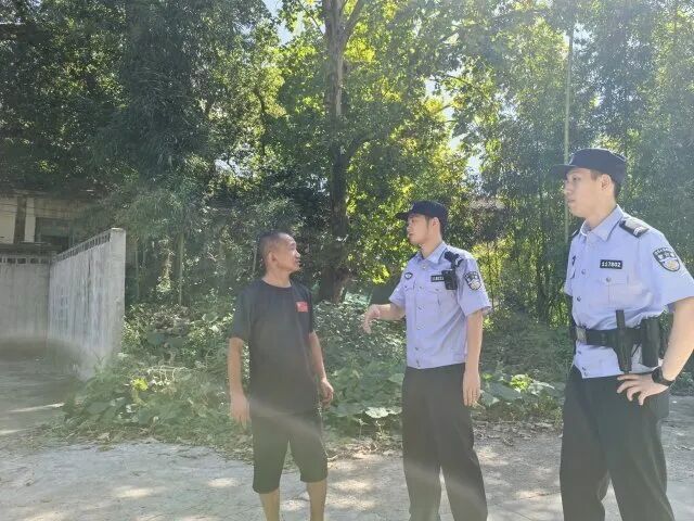从警不到一个月,杭州两个“00后”小伙出警时突遇老人腿部受伤喷血,两人原地展开救助 从警不到一个月,杭州两个“00后”小伙出警时突遇老人腿部受伤喷血,两人原地展开救助