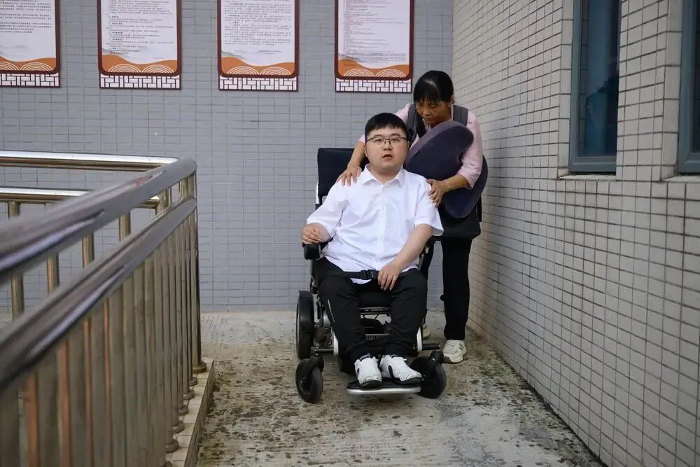 被罕见病“锁住”的高校教师:24年来,“妈妈是我的手和脚” 被罕见病“锁住”的高校教师:24年来,“妈妈是我的手和脚”