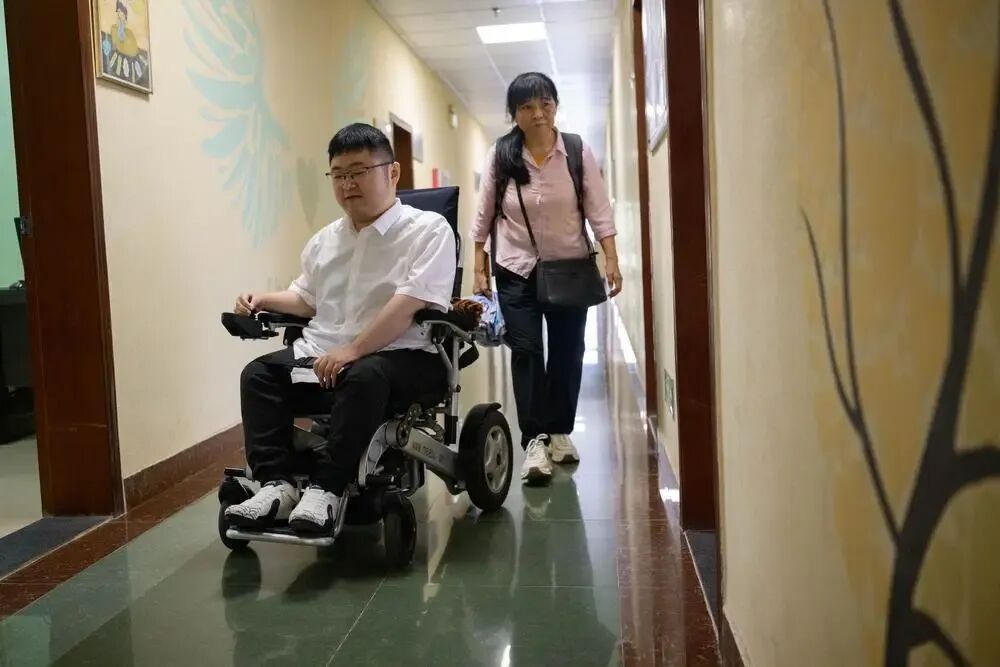 被罕见病“锁住”的高校教师:24年来,“妈妈是我的手和脚” 被罕见病“锁住”的高校教师:24年来,“妈妈是我的手和脚”