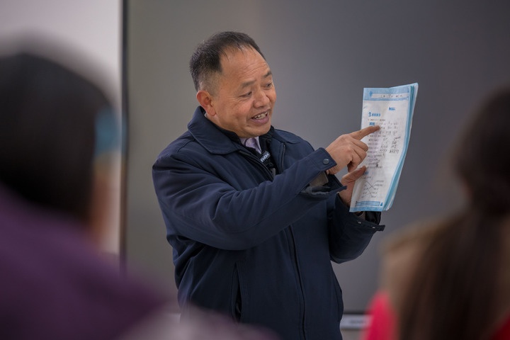 坚守“麻风村”40年的他，迎来讲台上最后一个教师节