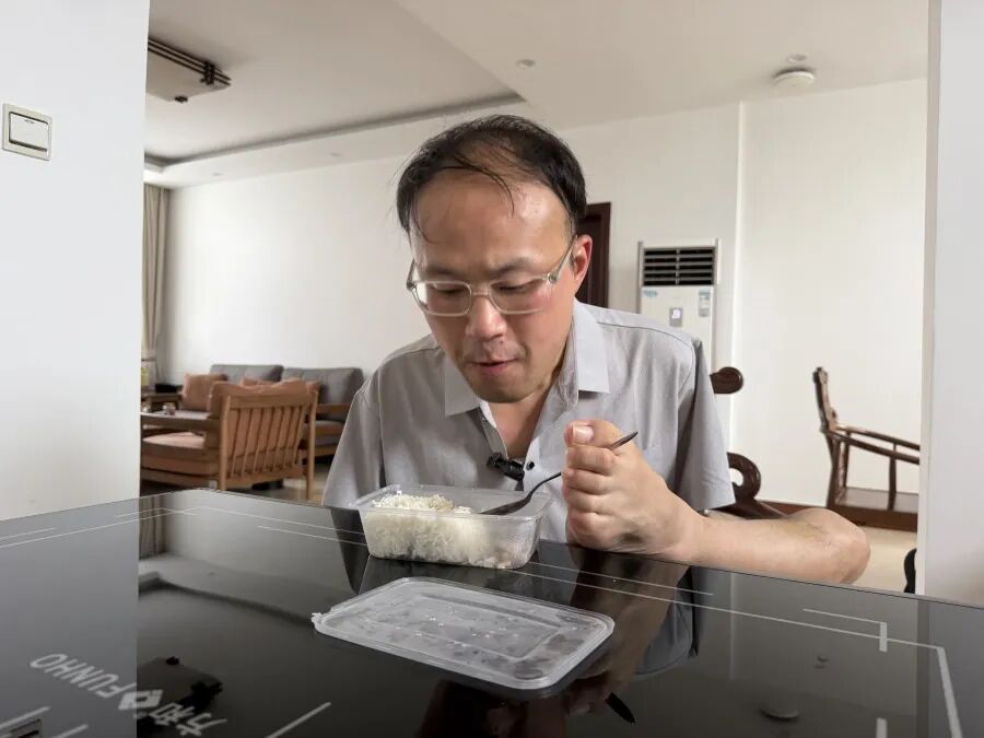 9岁男孩因意外截肢失去双臂,用嘴咬笔改写命运,33年后逆袭成为大学教授博导 9岁男孩因意外截肢失去双臂,用嘴咬笔改写命运,33年后逆袭成为大学教授博导
