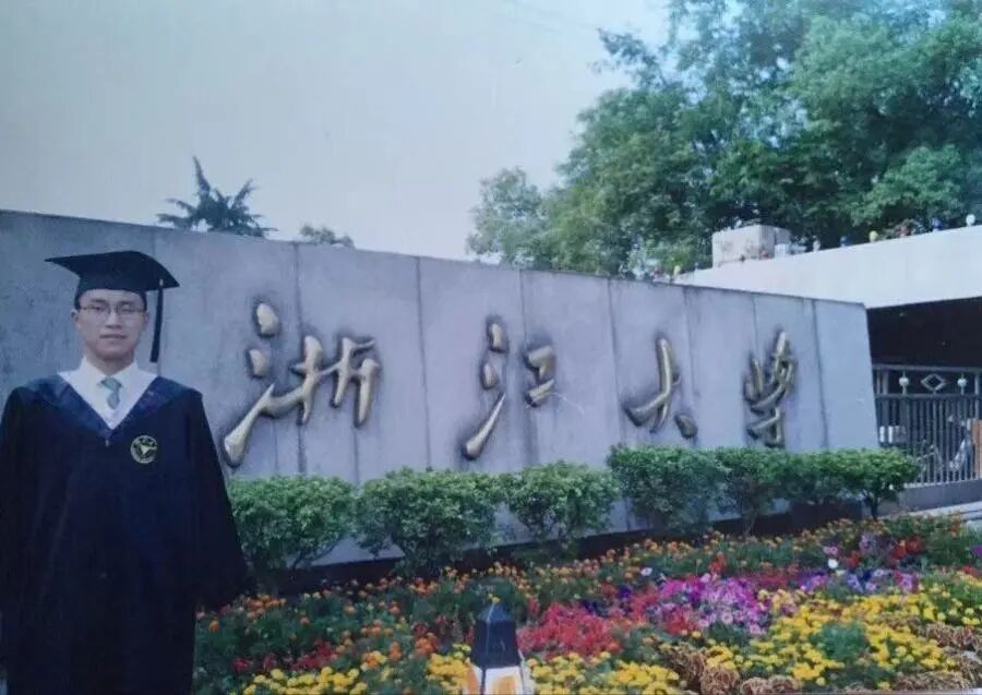 9岁男孩因意外截肢失去双臂,用嘴咬笔改写命运,33年后逆袭成为大学教授博导 9岁男孩因意外截肢失去双臂,用嘴咬笔改写命运,33年后逆袭成为大学教授博导