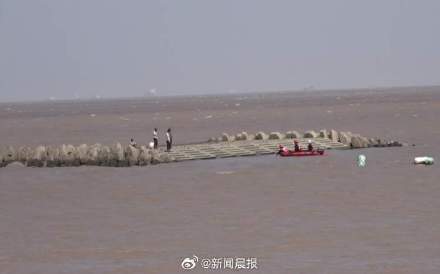 4名勘测员被困长江口 消防紧急救援 4名勘测员被困长江口 消防紧急救援