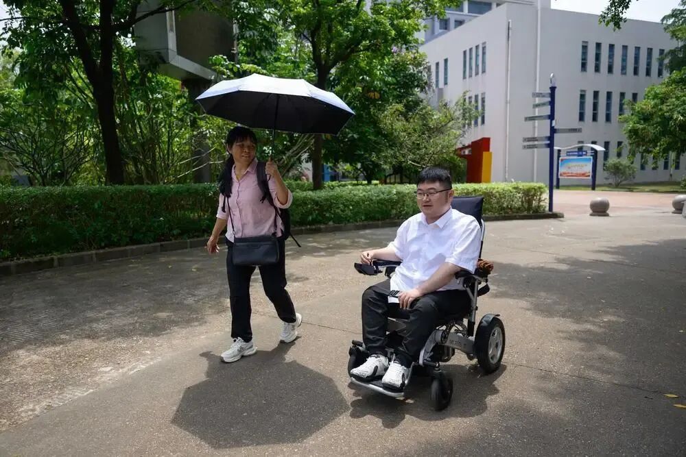 被罕见病“锁住”的高校教师:24年来,“妈妈是我的手和脚” 被罕见病“锁住”的高校教师:24年来,“妈妈是我的手和脚”