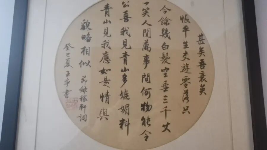 9岁男孩因意外截肢失去双臂,用嘴咬笔改写命运,33年后逆袭成为大学教授博导 9岁男孩因意外截肢失去双臂,用嘴咬笔改写命运,33年后逆袭成为大学教授博导