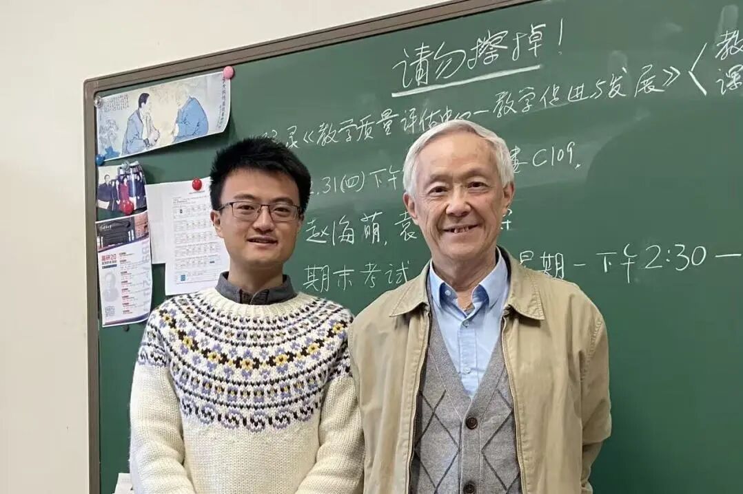 84岁教授，骑自行车上“早八”