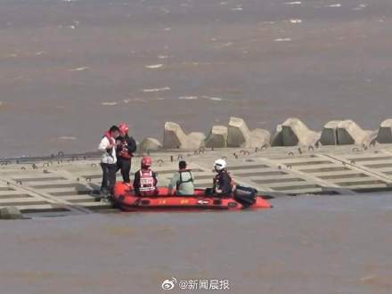 4名勘测员被困长江口 消防紧急救援 4名勘测员被困长江口 消防紧急救援