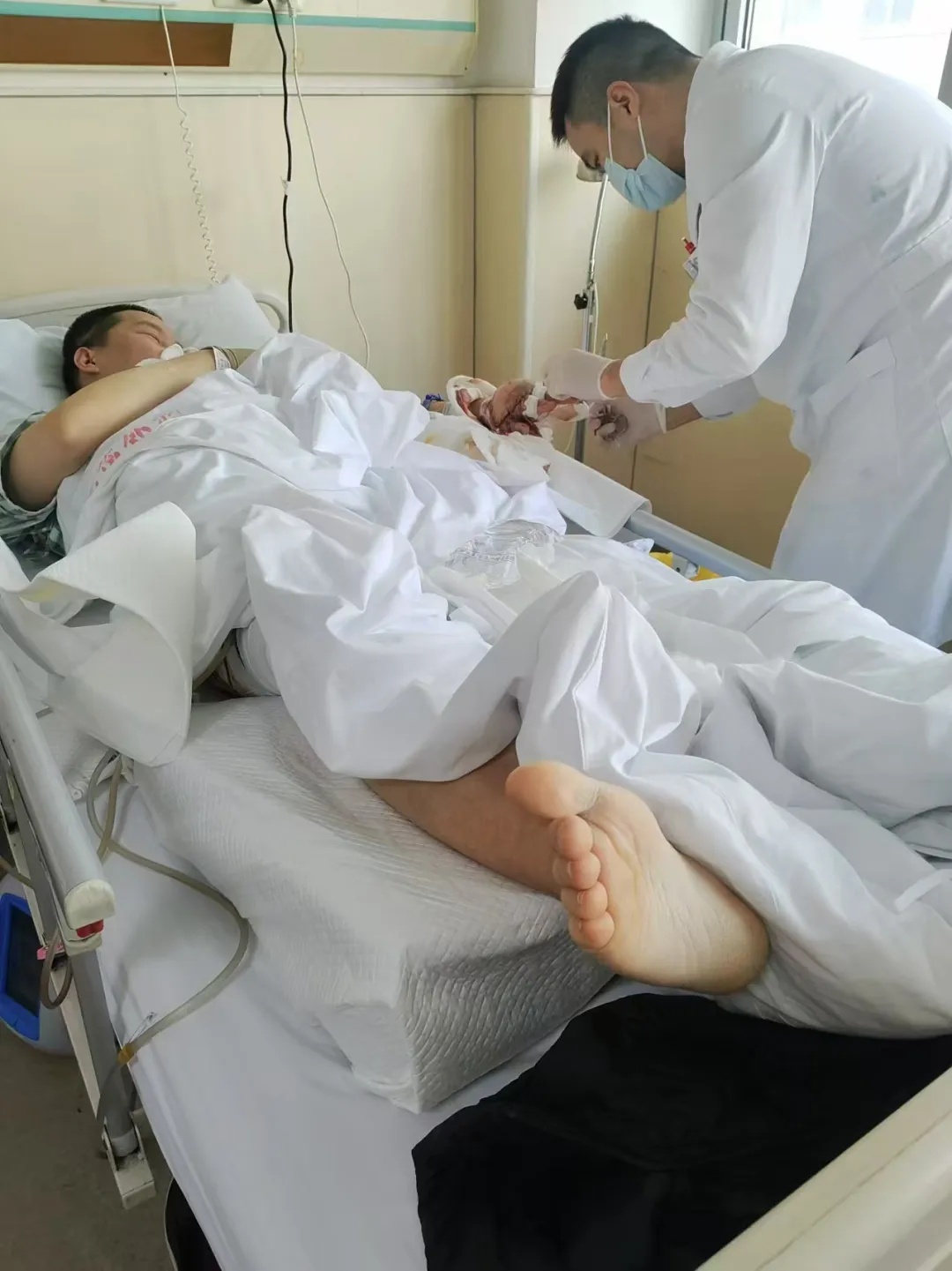 事发上海！男子加油站内一番操作，开车驶离后身上起火，大面积烧伤致终身伤残！