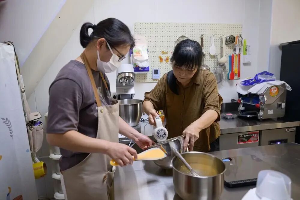 被罕见病“锁住”的高校教师:24年来,“妈妈是我的手和脚” 被罕见病“锁住”的高校教师:24年来,“妈妈是我的手和脚”