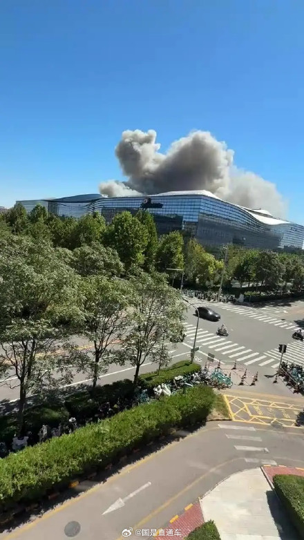 新浪总部大楼附近着火