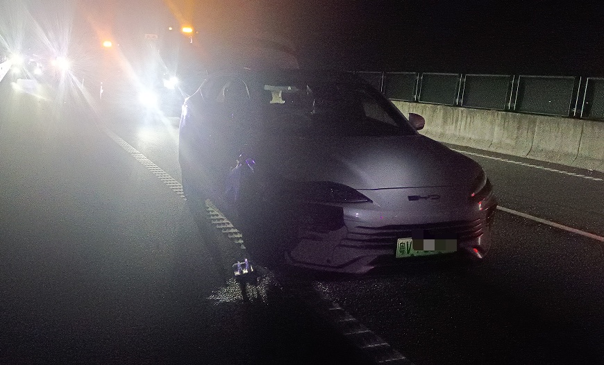 高速上撞了货车又撞小车！因这一细节要负全责→