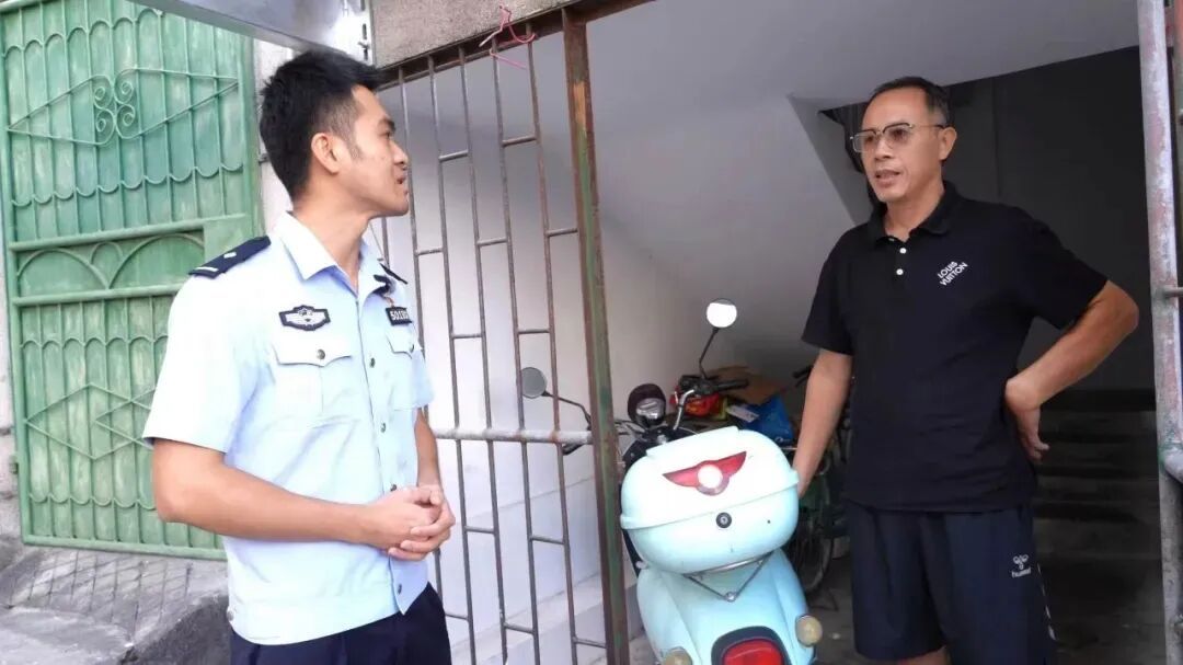两度冲进火场！派出所副所长逆行背出2名高龄老人