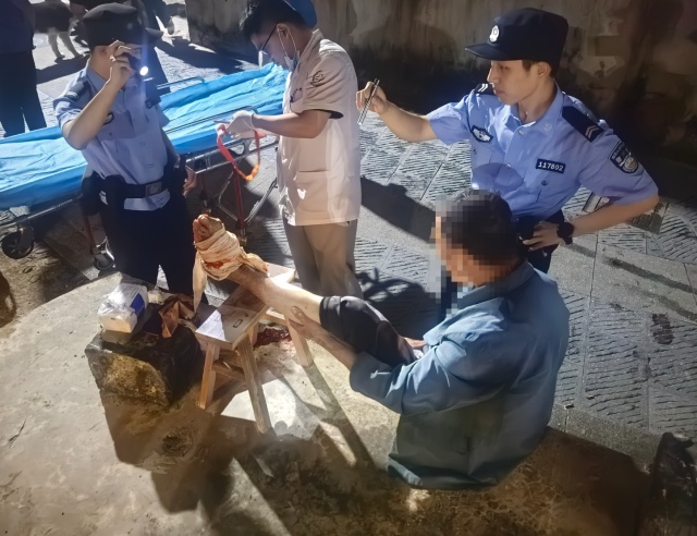 从警不到一个月,杭州两个“00后”小伙出警时突遇老人腿部受伤喷血,两人原地展开救助 从警不到一个月,杭州两个“00后”小伙出警时突遇老人腿部受伤喷血,两人原地展开救助