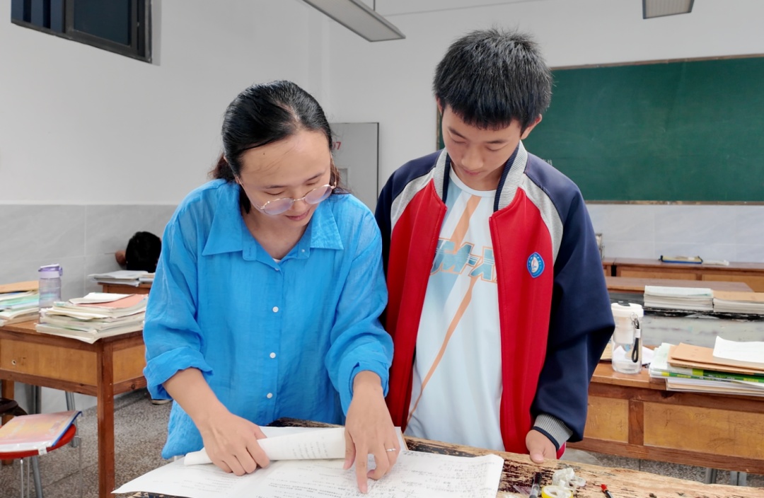 接力张桂梅:被光照亮,又成为光 接力张桂梅:被光照亮,又成为光