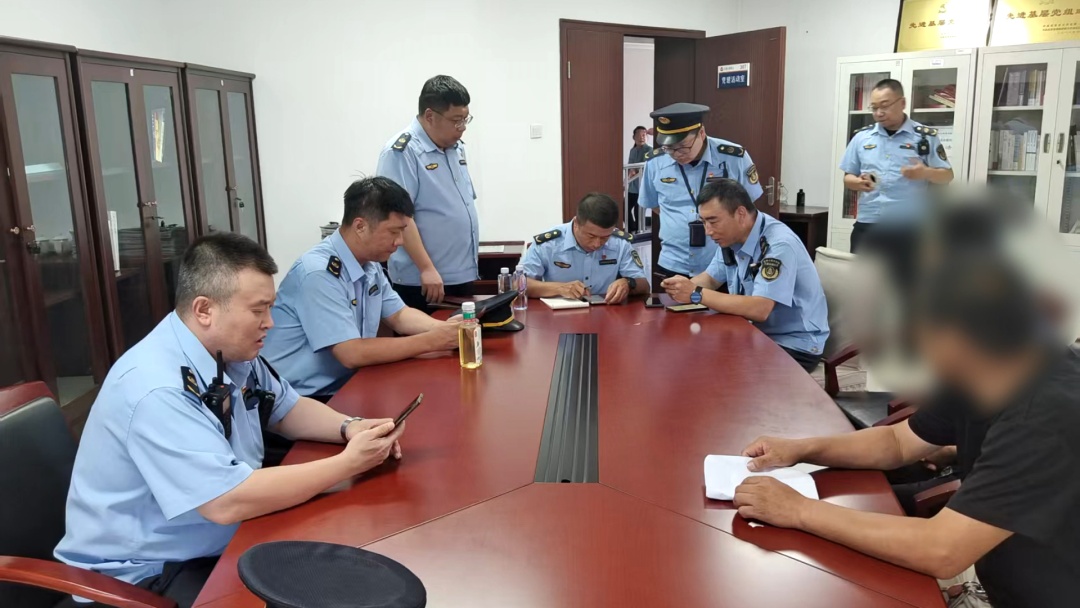 货车私装“飞机轮”闯卡 北京执法部门联合严打