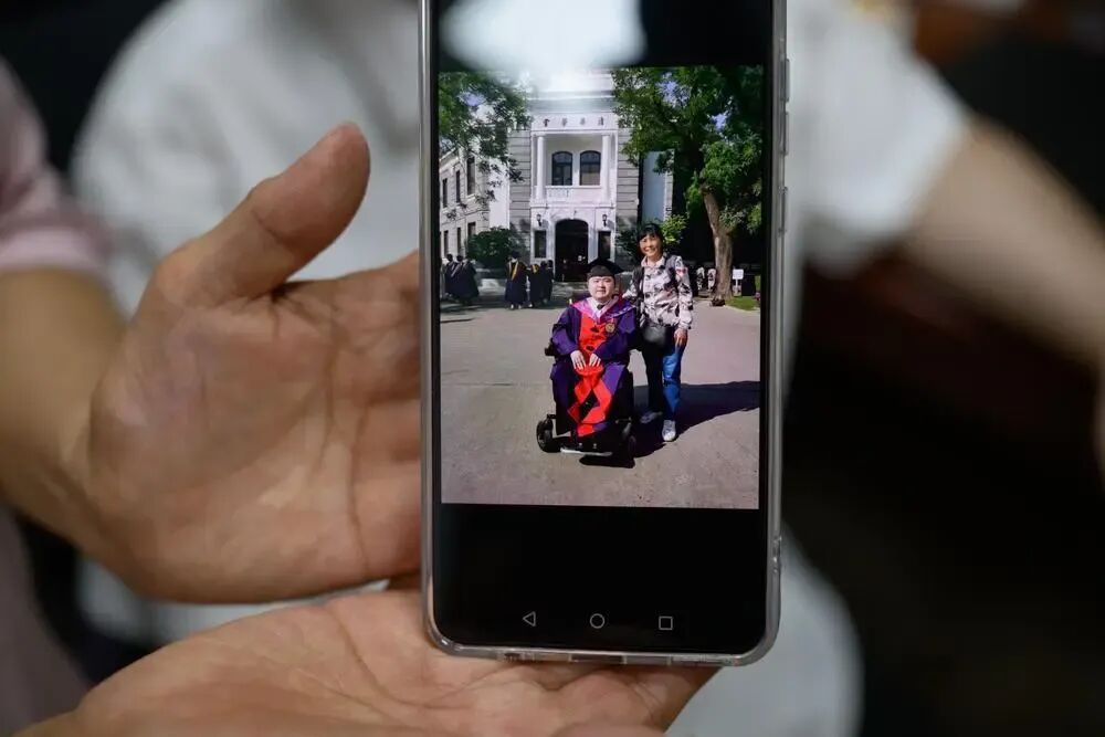 被罕见病“锁住”的高校教师:24年来,“妈妈是我的手和脚” 被罕见病“锁住”的高校教师:24年来,“妈妈是我的手和脚”
