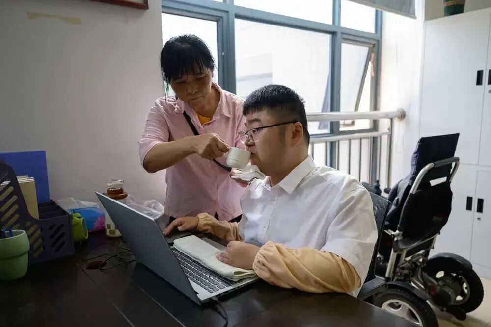被罕见病“锁住”的高校教师:24年来,“妈妈是我的手和脚” 被罕见病“锁住”的高校教师:24年来,“妈妈是我的手和脚”