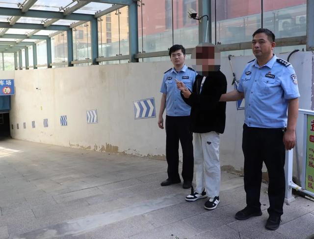 费县三男深夜踹门盗酒,出警途中被民警当场抓获 费县三男深夜踹门盗酒,出警途中被民警当场抓获