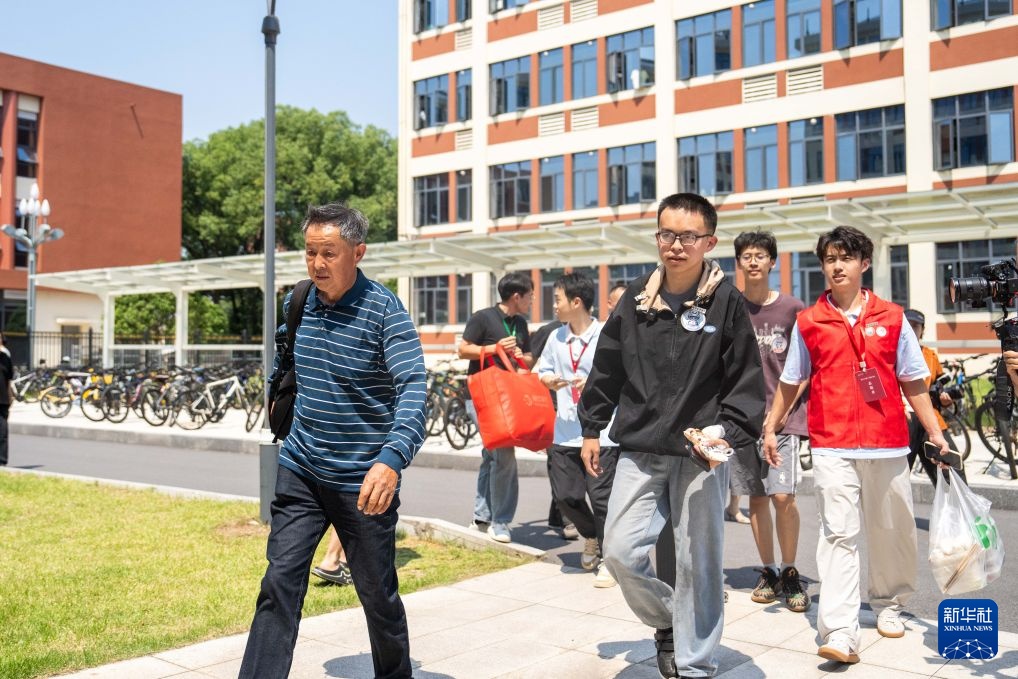 “八个鸡蛋接考”考生贺永辉开学报到