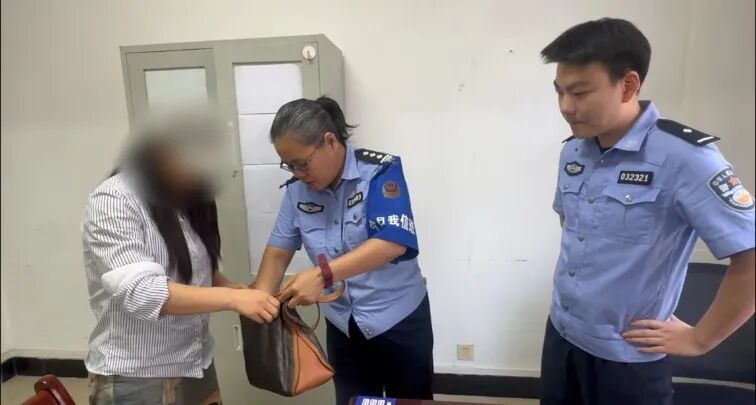 系个鞋带，把150克黄金忘路上了！武汉警方上演“极速寻包”