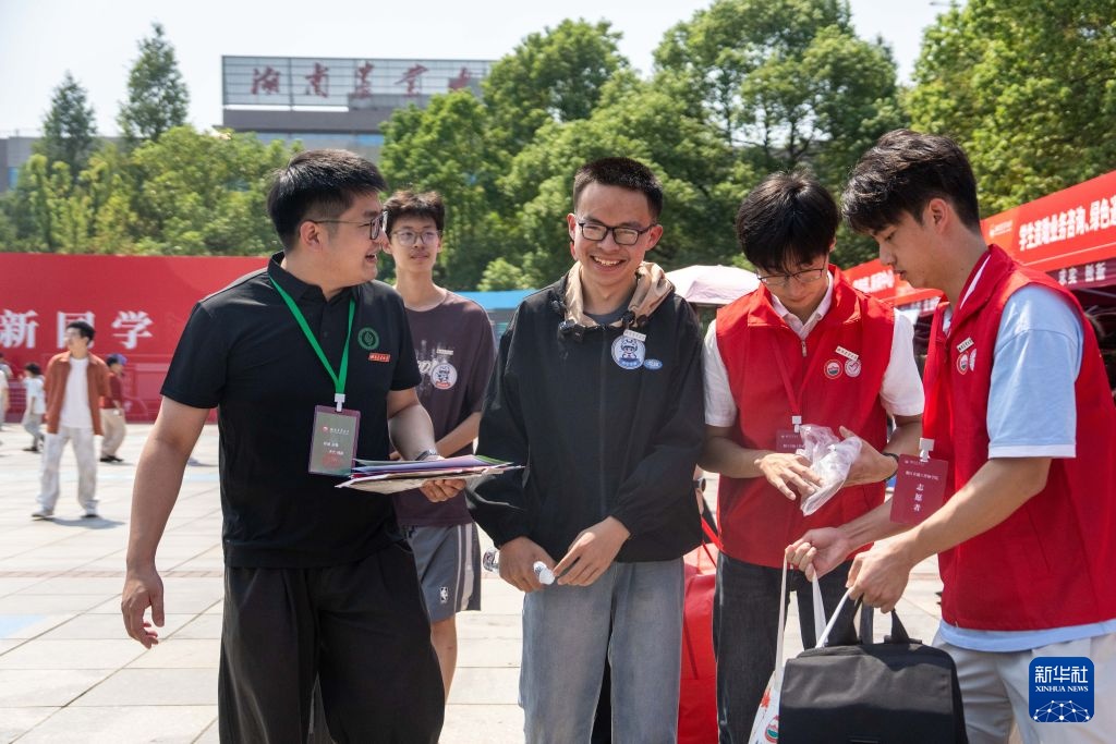 “八个鸡蛋接考”考生贺永辉开学报到