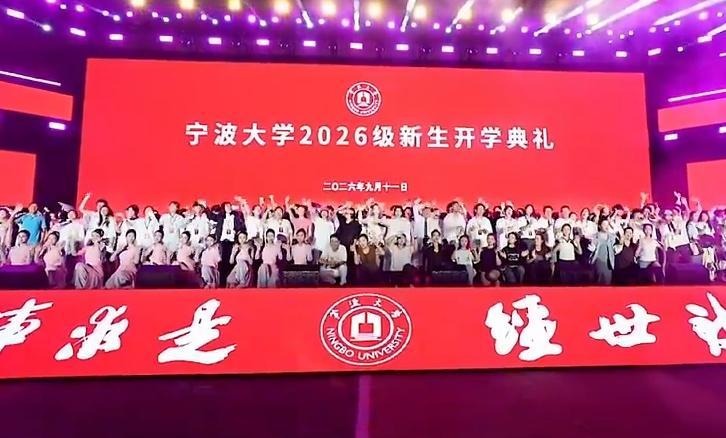 开学典礼突降暴雨，校长只讲了三句却冲上热搜