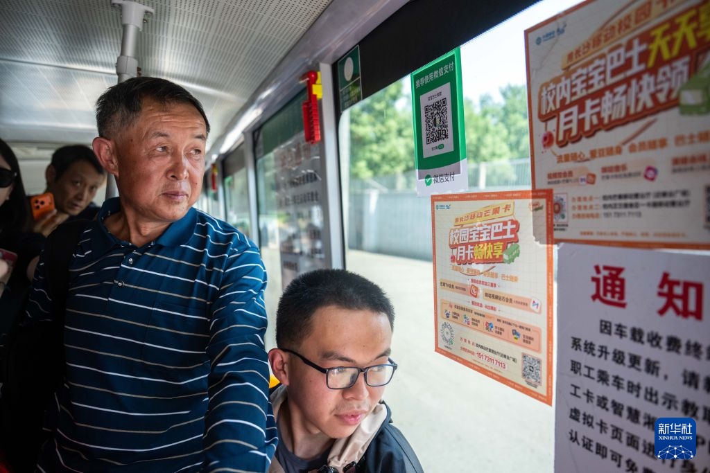 “八个鸡蛋接考”考生贺永辉开学报到