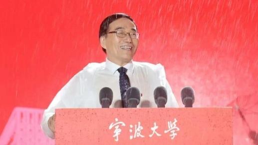 开学典礼突降暴雨，校长只讲了三句却冲上热搜