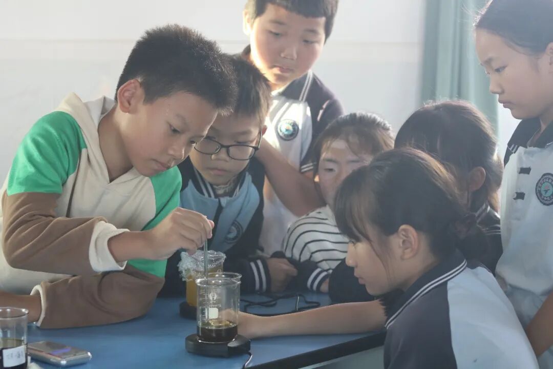 广东一群小学生自制薄荷膏,写了满满一摞信寄去边疆,不久后他们得到了特别的礼物 广东一群小学生自制薄荷膏,写了满满一摞信寄去边疆,不久后他们得到了特别的礼物