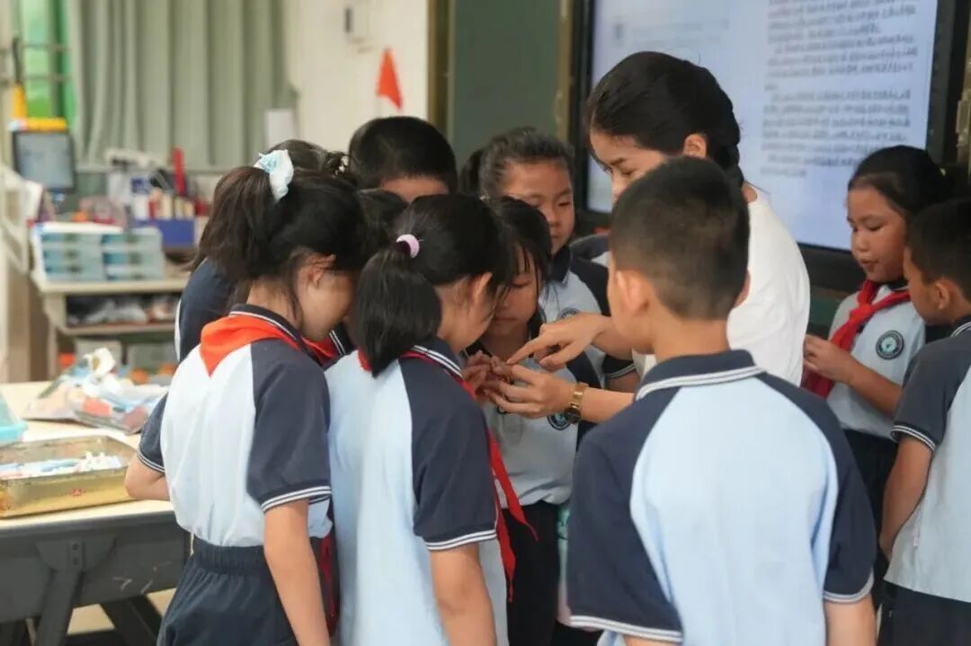 广东一群小学生自制薄荷膏,写了满满一摞信寄去边疆,不久后他们得到了特别的礼物 广东一群小学生自制薄荷膏,写了满满一摞信寄去边疆,不久后他们得到了特别的礼物