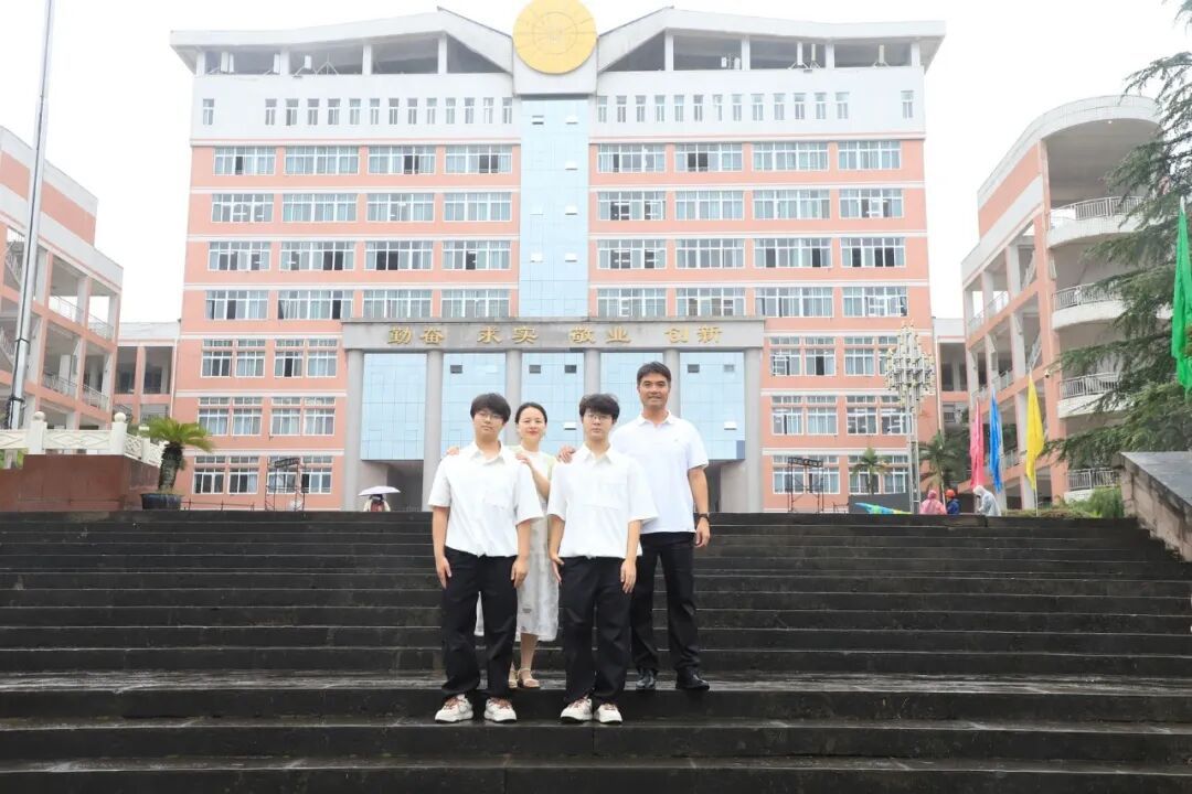 双胞胎兄弟考入同一所大学、同一个专业,两人高考数学同分,和妈妈、太姥爷成了校友 双胞胎兄弟考入同一所大学、同一个专业,两人高考数学同分,和妈妈、太姥爷成了校友