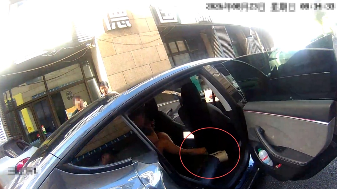 “咣当”一声罐子滚落……民警当场抓现行! “咣当”一声罐子滚落……民警当场抓现行!