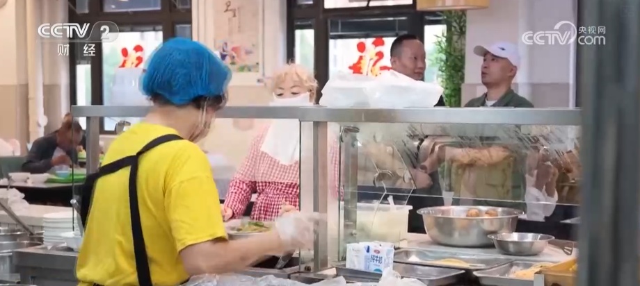 市井烟火玩出新花样，买菜成了新乐趣！菜市场里“一站式”集齐吃喝玩乐多种体验