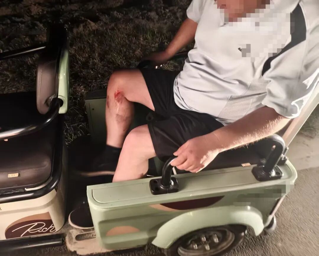 中年男子腿部卡入水泥预制板缝隙 消防紧急救助