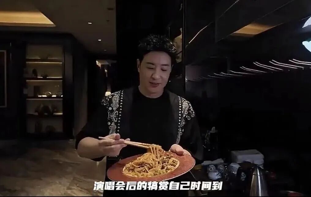 知名男歌手推荐上海面馆被吐槽，本人紧急回应！网友：吃货人设再添名场面