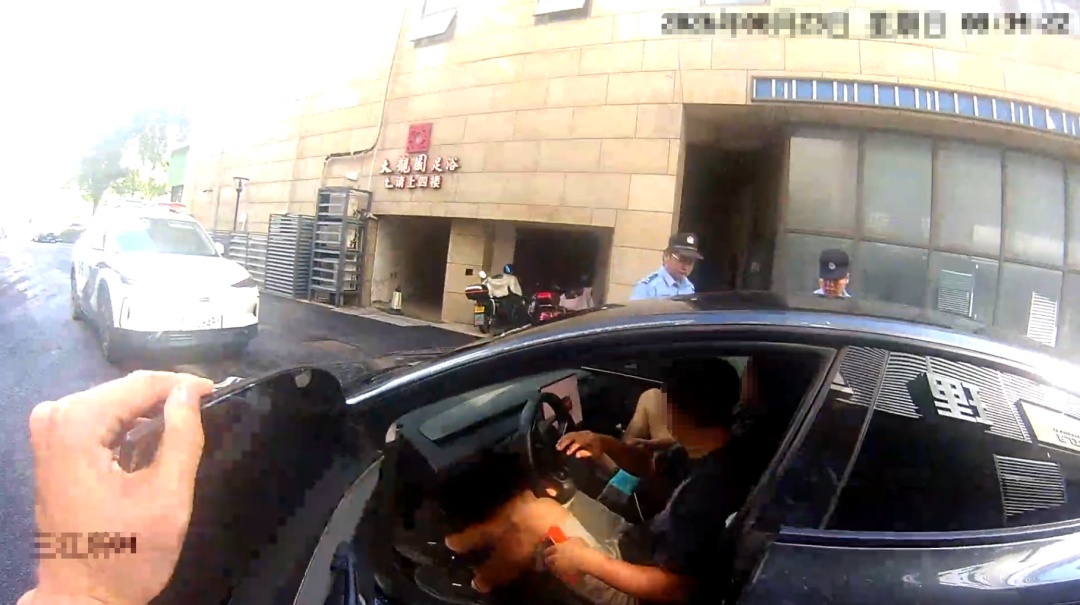 “咣当”一声罐子滚落……民警当场抓现行! “咣当”一声罐子滚落……民警当场抓现行!