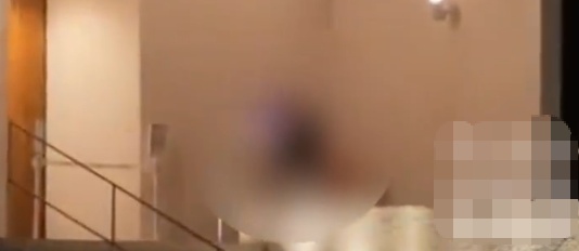一男子脱裤在阿那亚礼堂门口蹲下，让同伴拍照，还问“拍到了吗”？园区已报警