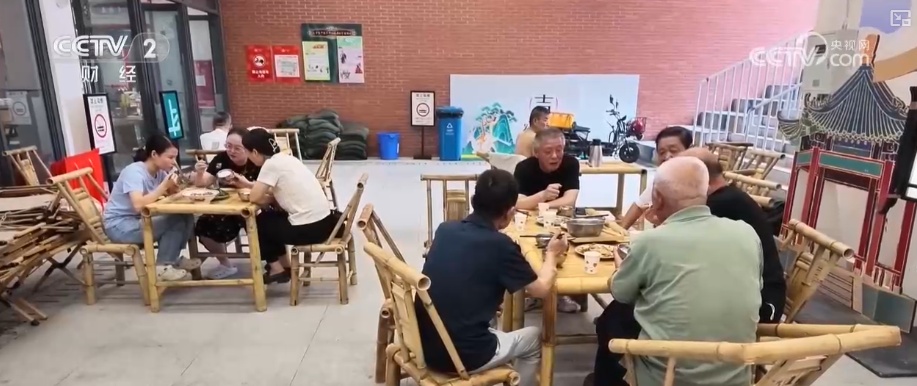 市井烟火玩出新花样，买菜成了新乐趣！菜市场里“一站式”集齐吃喝玩乐多种体验