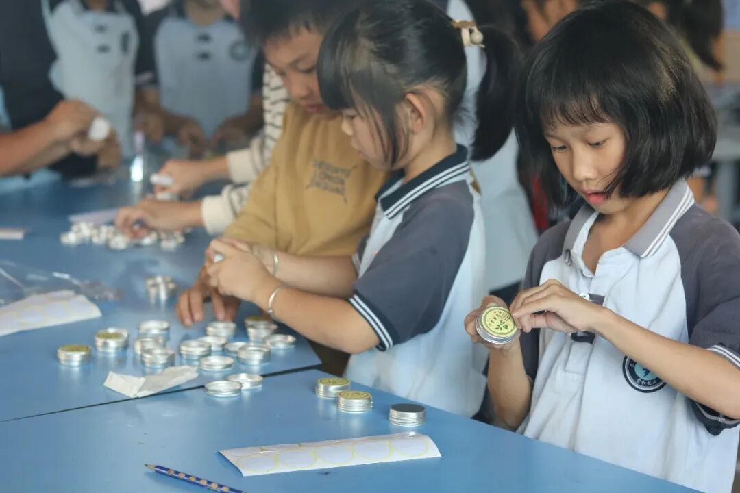 广东一群小学生自制薄荷膏,写了满满一摞信寄去边疆,不久后他们得到了特别的礼物 广东一群小学生自制薄荷膏,写了满满一摞信寄去边疆,不久后他们得到了特别的礼物